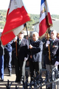 Les porte-drapeaux des associations, à Pierrerue.