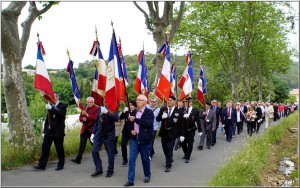 Le cortège avec ses 16 porte-drapeaux ainsi que de très nombreux participants