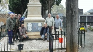 L'équipe devant le monument de Pierrerue