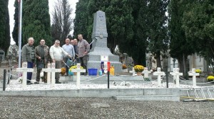 L'équipe devant le monument de Saint-Chinian