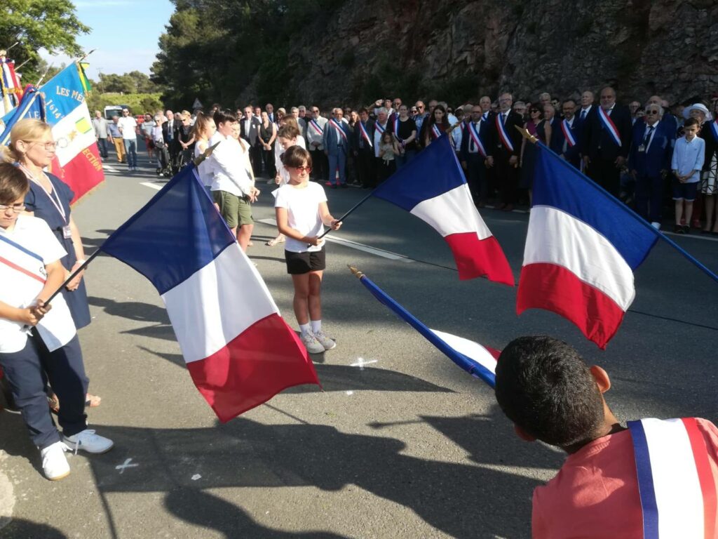 Elèves de Poilhes et de Puisserguier présents à la cérémonie du Col de Fontjun le 7 juin 2025.